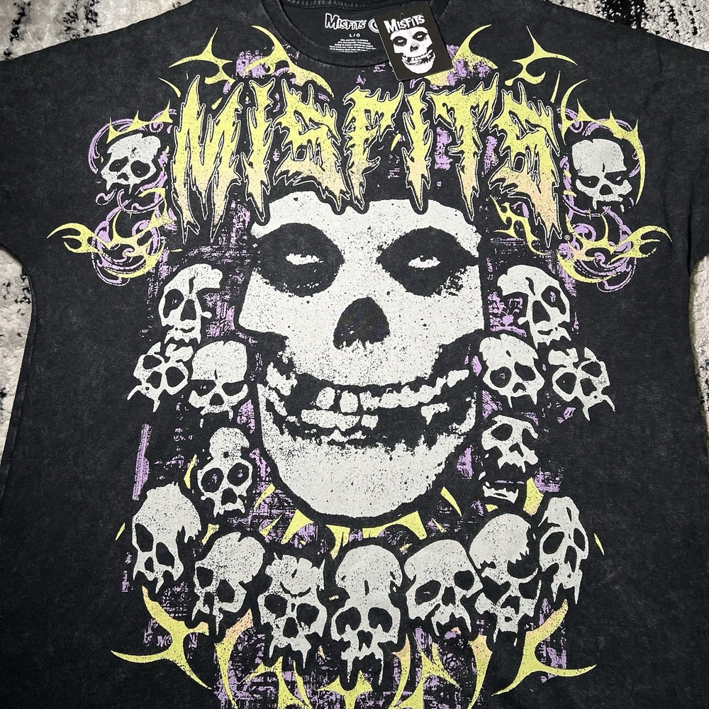 Misfits Shirt Size Large Short Sleeve Graphic Tee Cotton Skulls Tribal - Picture 6 of 6